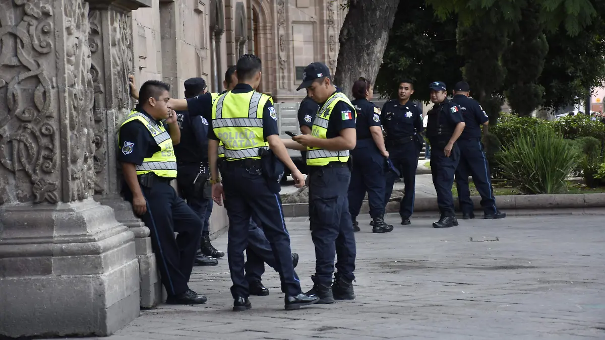 policias en resguardo plaza del Carmen